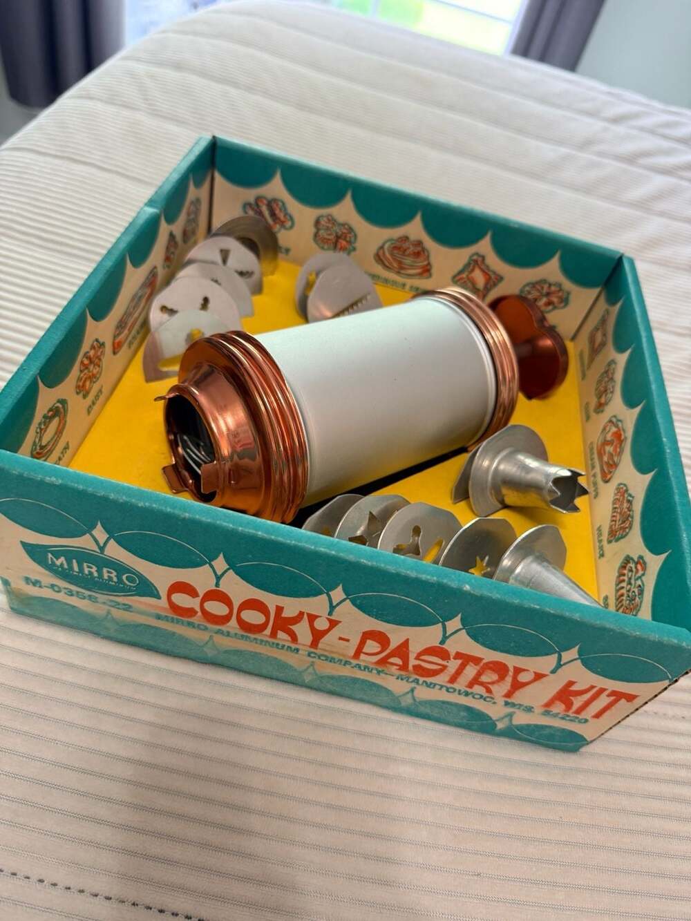Vintage Mirro Cooky-Pastry Kit with 12 Forming Plates and 3 Pastry Tips